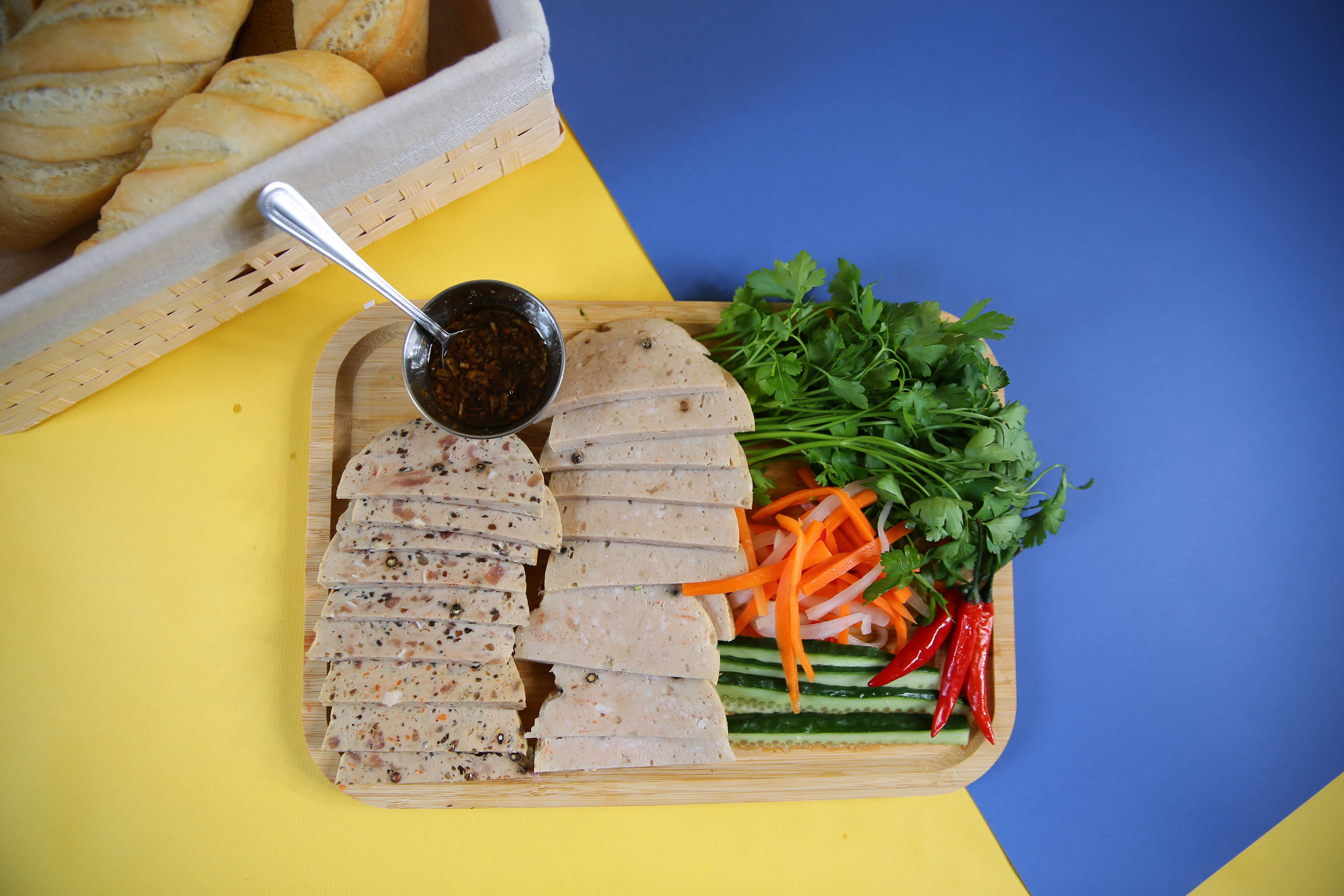 Hanoi auténtico bánh mì en cesta